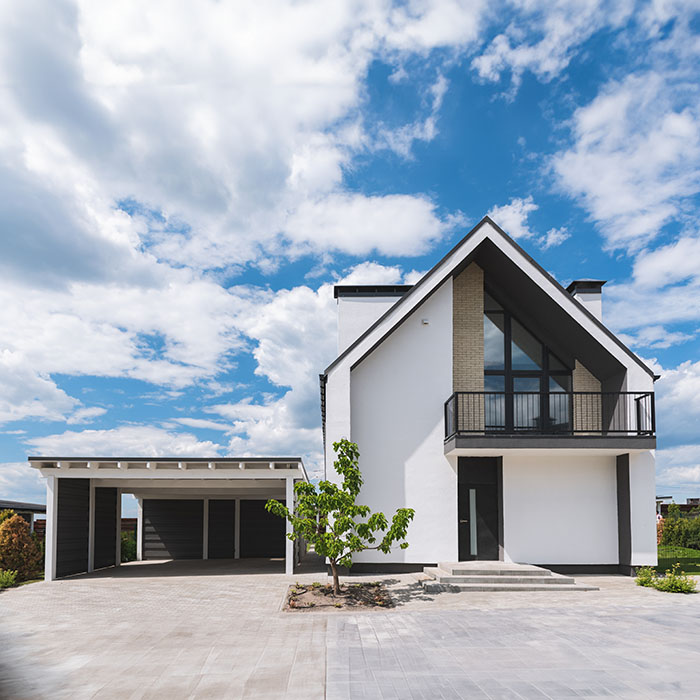 Modernes Einfamilienhaus mit Carport und gepflegtem Außenbereich unter Verwaltung einer Immobilienverwaltung